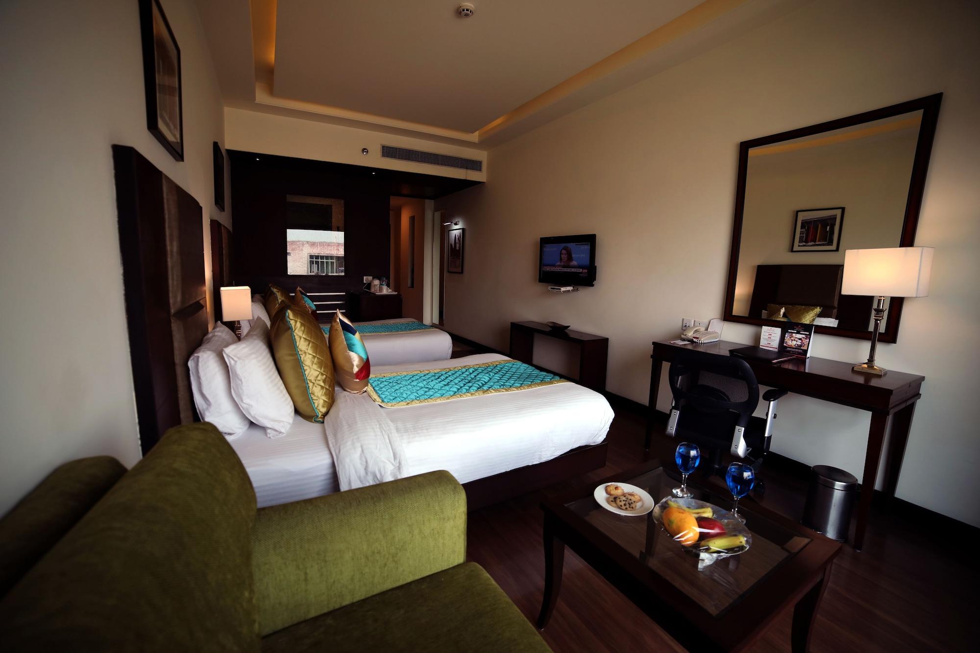 Ramada By Wyndham Jalandhar City Center Exterior photo
