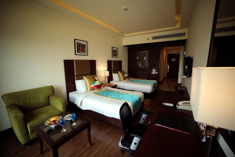Ramada By Wyndham Jalandhar City Center Exterior photo