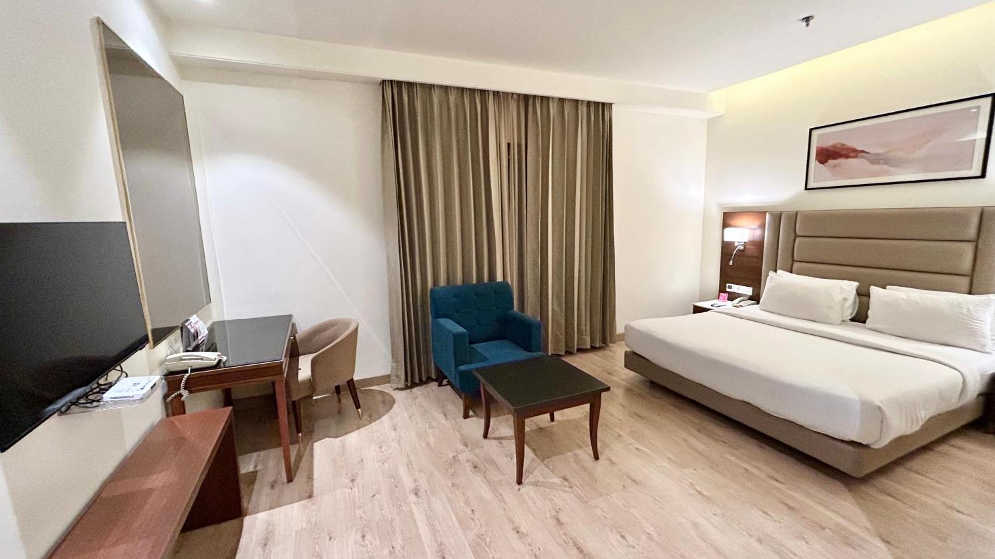 Ramada By Wyndham Jalandhar City Center Exterior photo